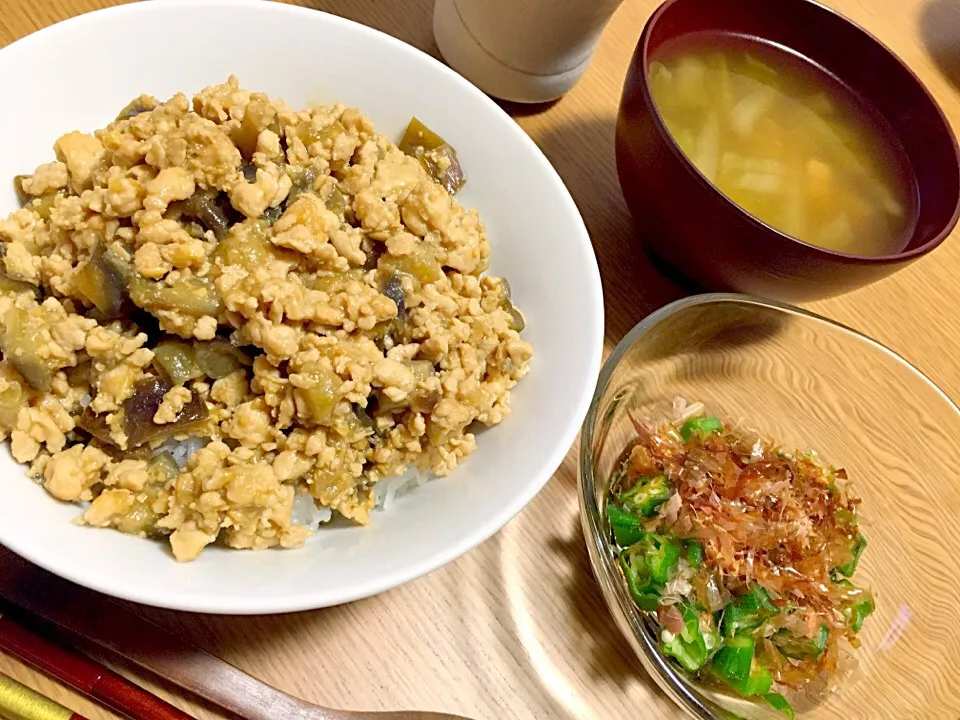 Snapdishの料理写真:土曜の夜ごはん🌙娘と2人だから茄子と挽肉の肉味噌丼で簡単に〜😂|acoyaさん