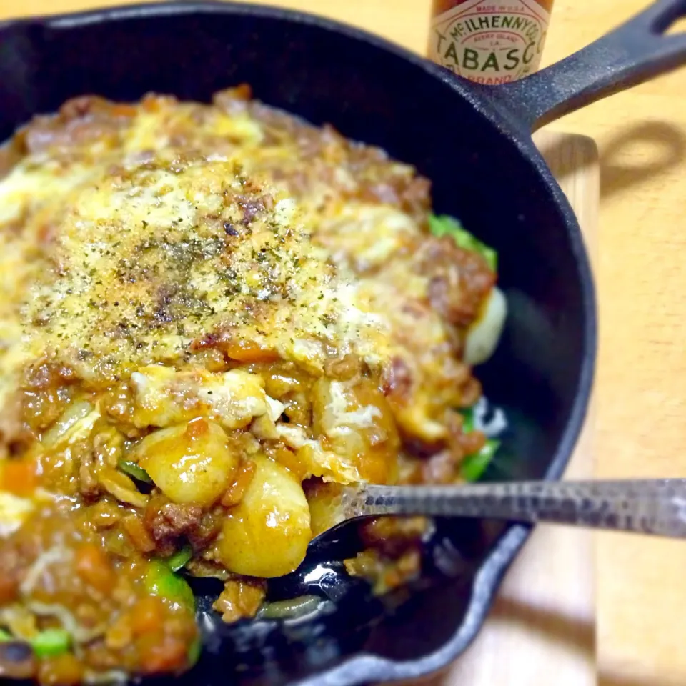 ピン飯スキレット♫暑い夏バージョンは、焼きチーズカレーなニョッキ☀️|こなちゅんさん