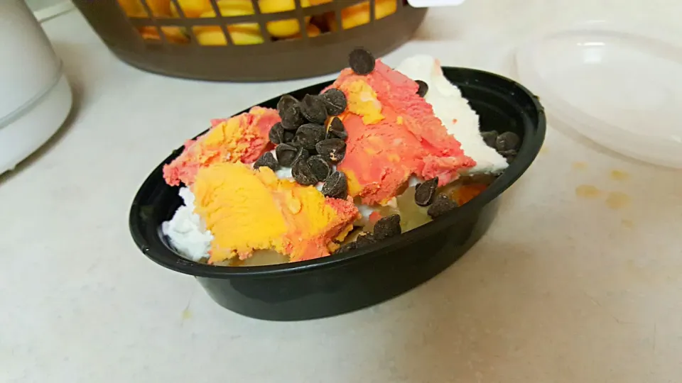 banana, apricot, pineapple, and peach delitte!! with an orsnge pink ice cream and frozen yogurt. sprinkled with chocolate chips #yummy #uonlyliveonce|Jessica Cさん