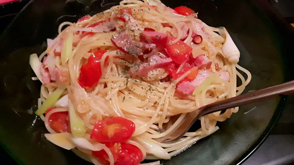 ベーコンとプチトマトと長葱のペペロンチーノ★|けんさん