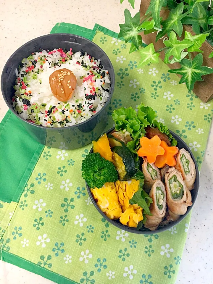 高校男子弁当🏉
✴︎豚肉オクラ巻き
✴︎ハンバーグ
✴︎南瓜とズッキーニのチーズのせグリル焼き
✴︎卵焼き|emisanさん