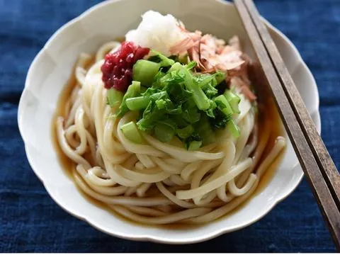 大根葉とたたき梅のぶっかけうどん|ヤマサ醤油公式アカウントさん