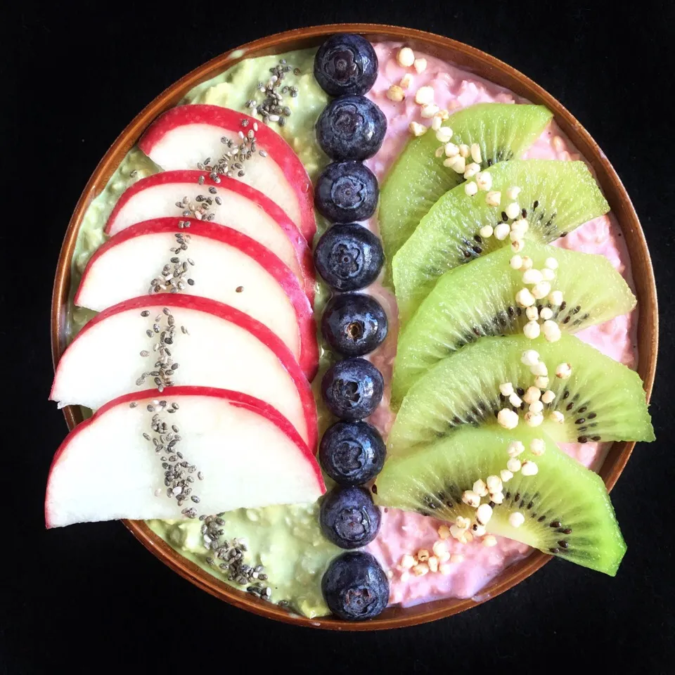 Duo colored oats with fruits, chia seeds & quinoa pops|coxiella24さん