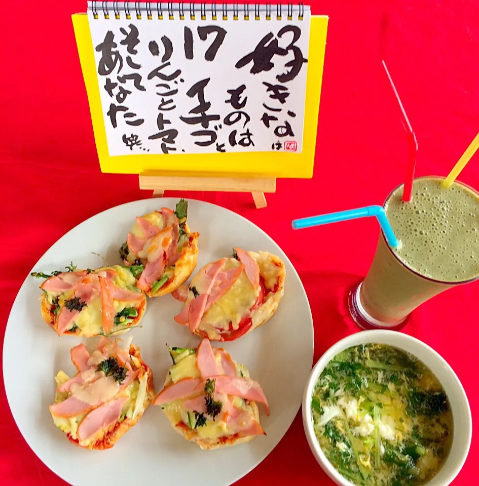 ロールパンで野菜とハムのピザ&甘酒スムージーGOODだよ〜笑👍|はみちゃんさん