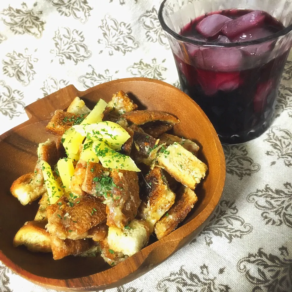 Snapdishの料理写真:🌸コンテとワイン🍷パン耳のローストガーリックマヨチーズ味.ෆ̊౨ೄ೫̥͙‧·*|antiqueさん