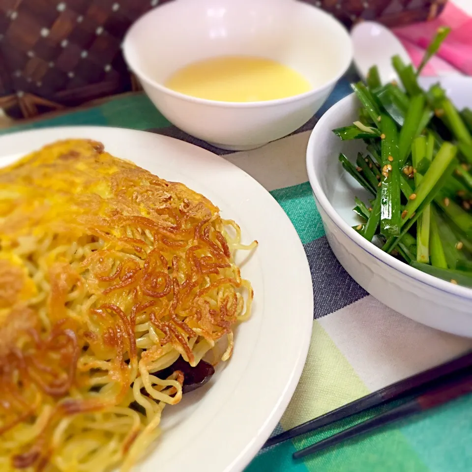 Snapdishの料理写真:梅蘭風焼きそばと卵スープと生ニラサラダ|スカポンタスさん