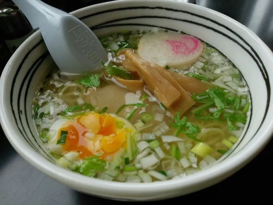 Snapdishの料理写真:あじさいの塩ラーメン@函館 五稜郭目の前|kamekameさん