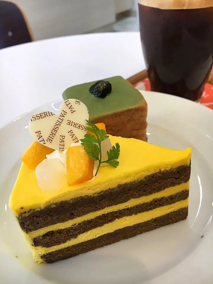 Snapdishの料理写真:マンゴーのショートケーキともちっと白玉の四角いシュークリーム|kaarugottiさん