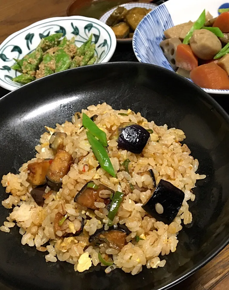 Snapdishの料理写真:晩ごはん 甜麺醤豆板醤生姜香る茄子炒飯 筑前煮 モロッコインゲン胡麻和え きゅうりのQちゃん漬 玉ねぎとワカメのスープ|ぽんたさん