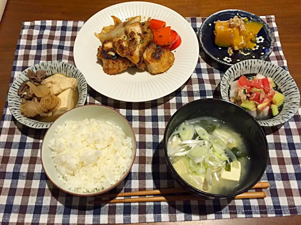 作り置きごはーん♡鶏胸肉のソテーたまねぎソース、肉豆腐、かぼちゃのそぼろ餡掛け、サラダ、ご飯、味噌汁|未来さん