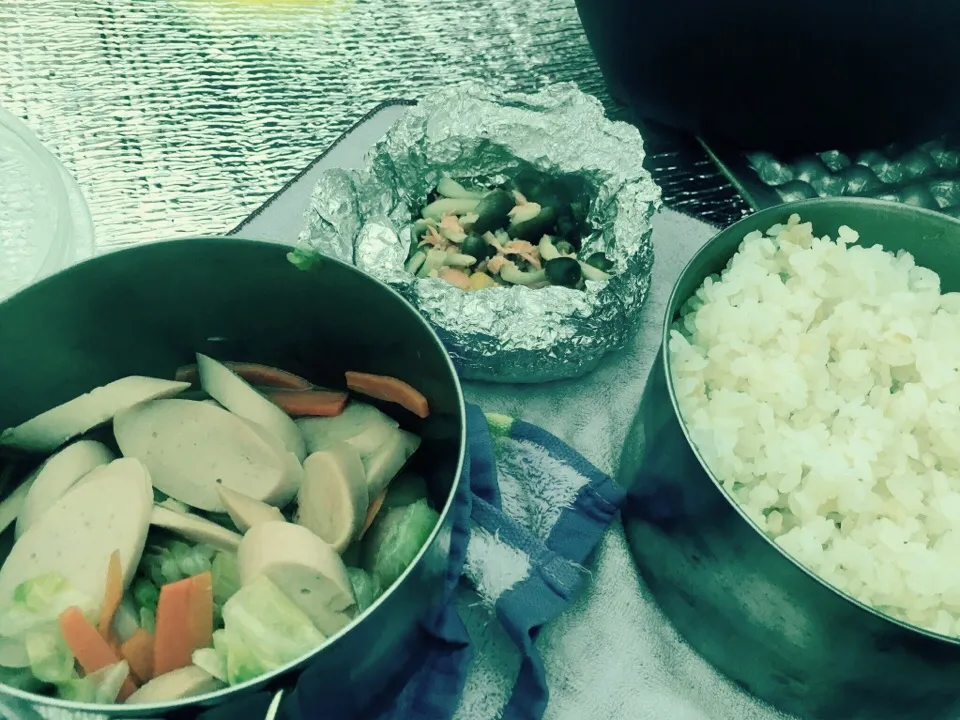 山ごはん〜魚肉ソーセージと野菜のコンソメ炒めに鮭のホイル焼き(((o(*ﾟ▽ﾟ*)o)))初の鍋で炊飯は合格点(((o(*ﾟ▽ﾟ*)o)))|もっつぁさん