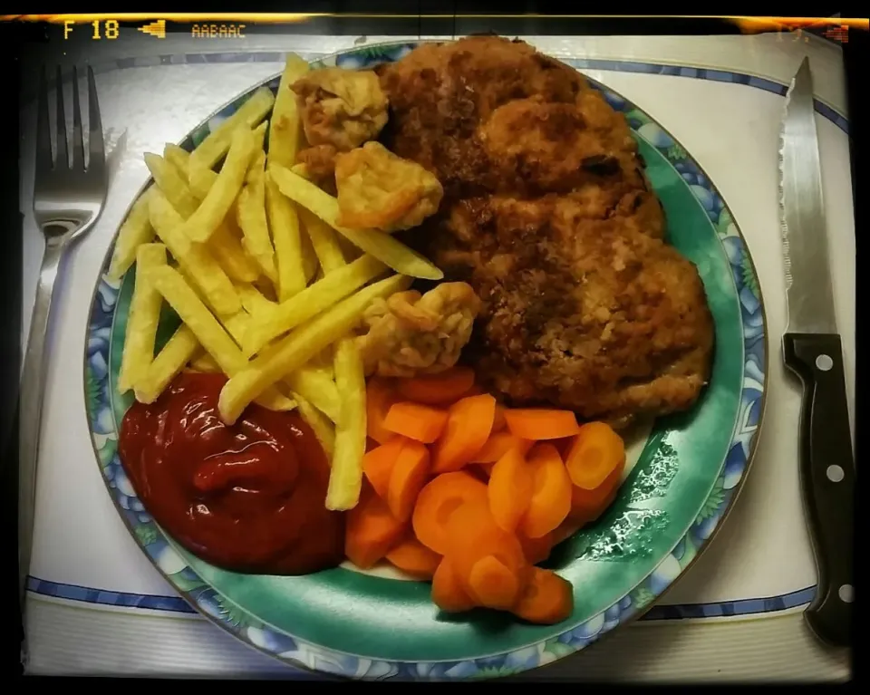 Selfmade yummie 
Swiss Pig 🐷 Cordon Bleu 
with Pommes Frites  / Fries, ketchup
fried Mushrooms and cocktail sauce 
and steamed carrots|Najeskaさん