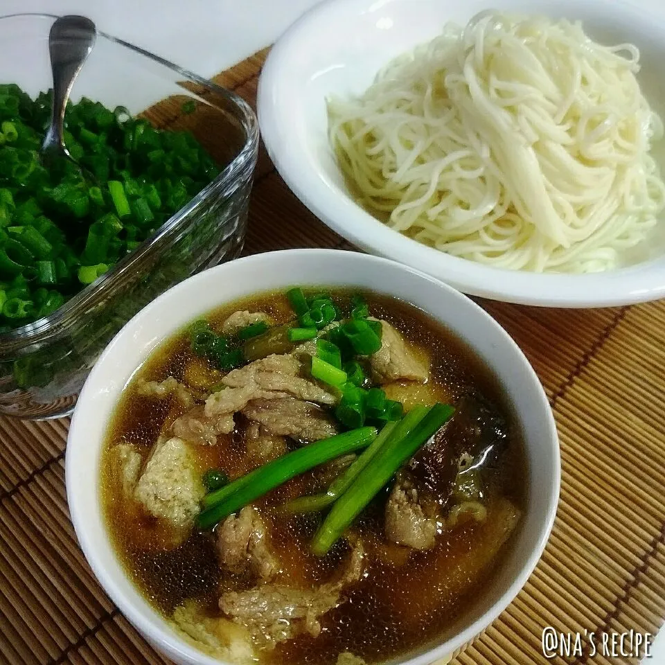 素麺の漬け汁は、夏バテ防止にニンニクと茄子と豚肉と油揚げ入り☺
給食のオバチャンだったお祖母ちゃんから教わったレシピです✌|Kashimanakitchenさん