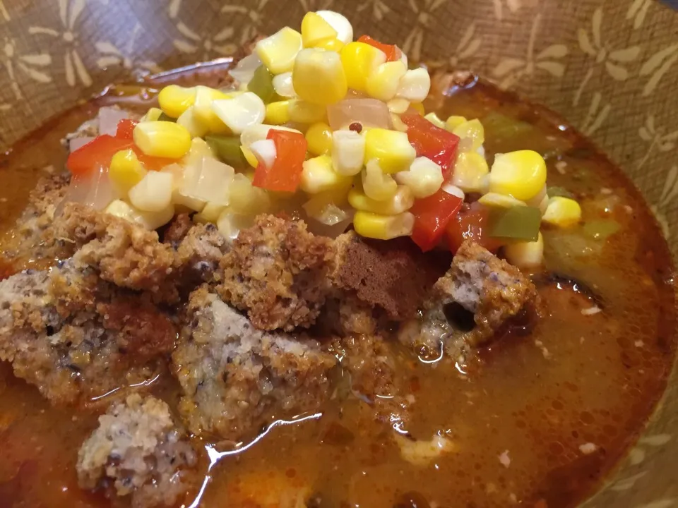 Snapdishの料理写真:Smoked chicken chili with blue corn croutons and corn relish|Kkartsさん