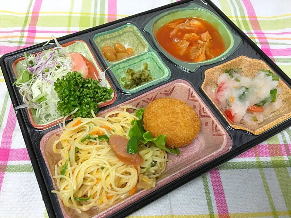 Snapdishの料理写真:鶏肉のトマトソース煮 日替わり弁当 豊川市宅配|Naokazu Kuritaさん