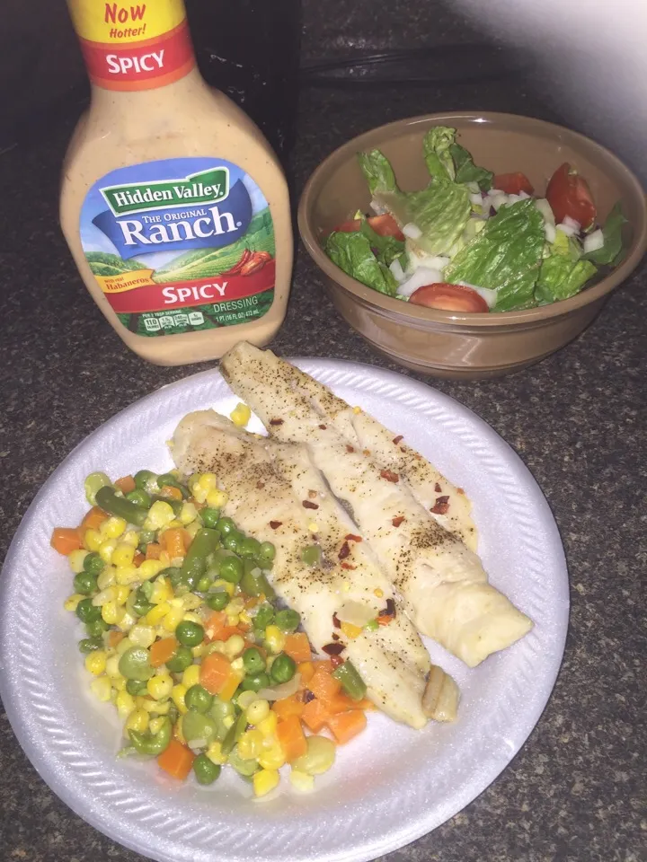 Baked Whiting, mixed veggies sautéed in butter & onions, Italian salad mix|Richard Thompsonさん