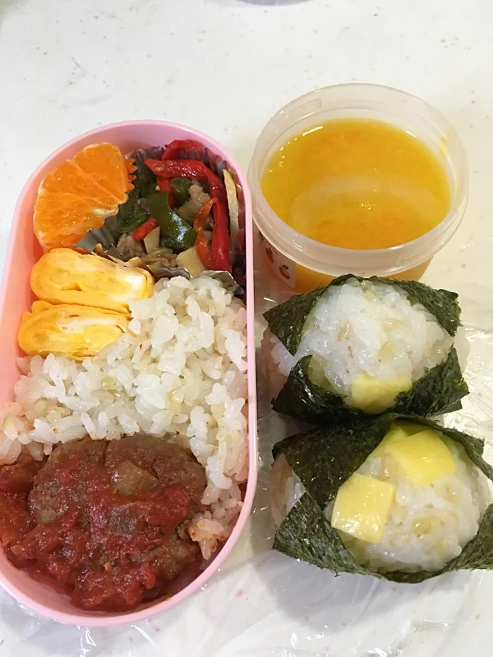 Snapdishの料理写真:トマトソースハンバーグ弁当
チーズ入り玉子焼き
チンジャオロース
チーズおかかおにぎり
みかんゼリー|Hiroさん