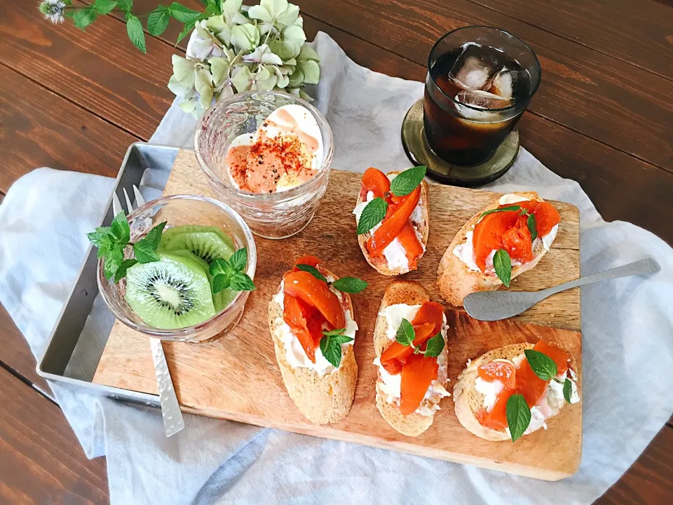 Snapdishの料理写真:トマト風味のバゲット クリームチーズ、すもものコンポートのせ🍅🍑🍃|welcomeizumiさん