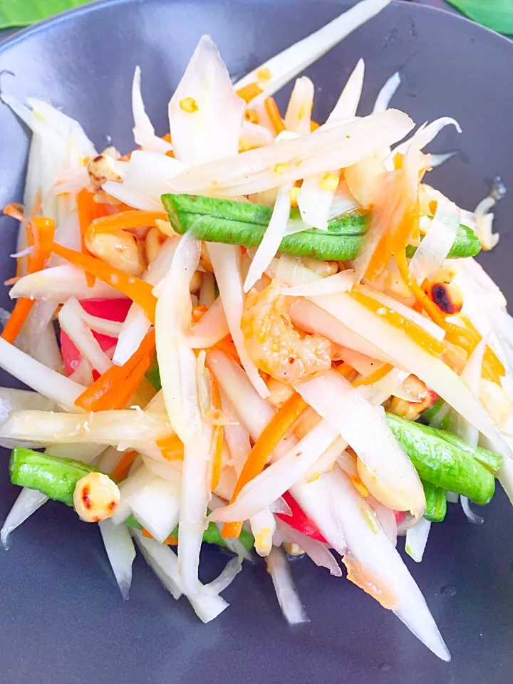 Spicy papaya salad with nut, potato, dried shrimp|Aomさん