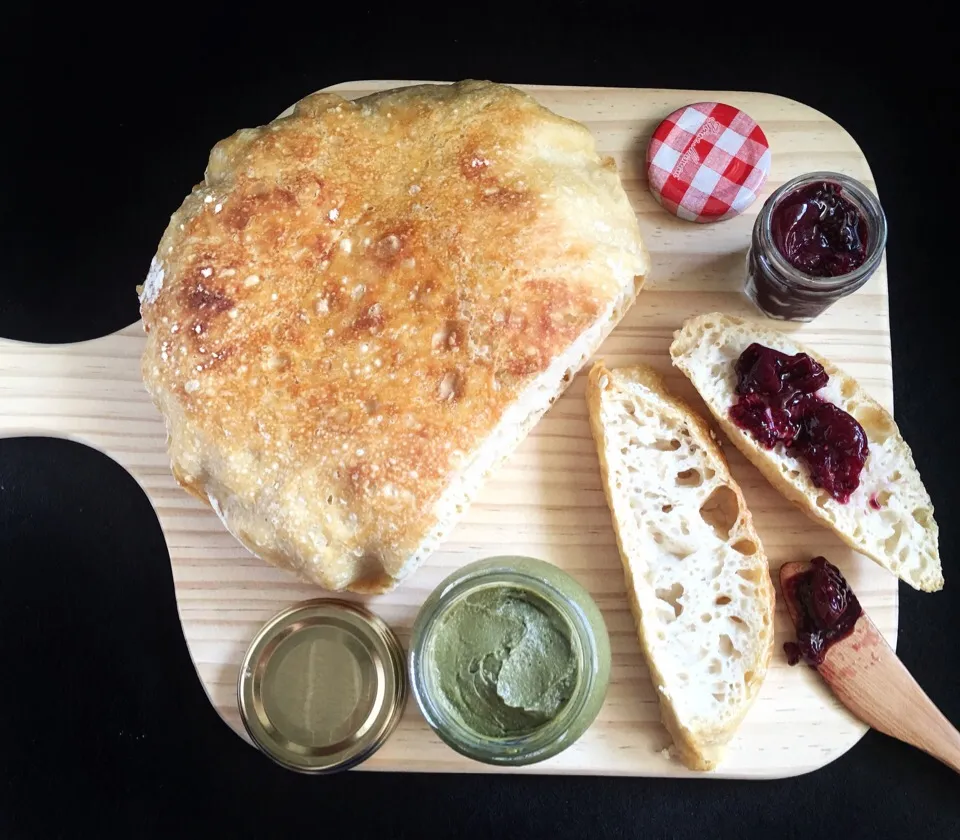 Home baked No Knead loaf with homemade 🍒 chia jam and matcha coconut jam|coxiella24さん