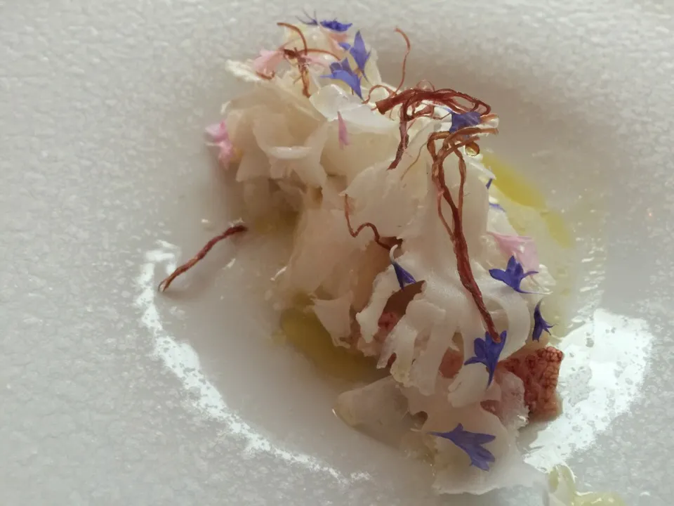 Wild and domestic edible flowers, Maine lobster, geoduck 
Crisp corned beef, shaved cauliflower, cauliflower curry panna cotta|Ariz Guzmanさん