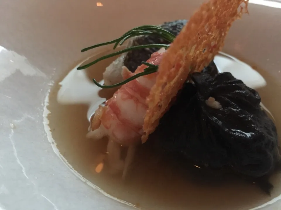 Santa Barbara spot prawn, squid ink xiao long bao
Shellfish consommé, chill oil|Ariz Guzmanさん