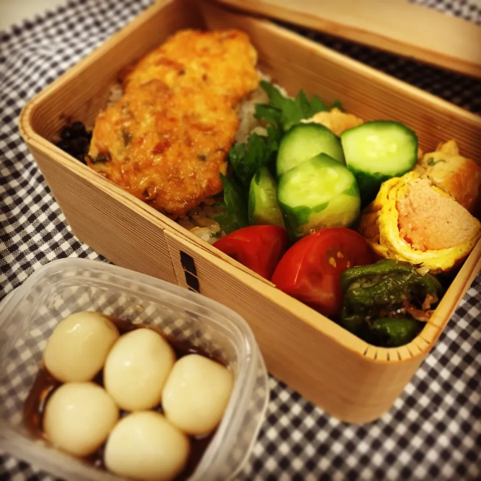 今日のお弁当。鶏と豆腐のつくね、明太子入り卵焼き、ししとうおかか和え、きゅうりの浅漬け、トマト、こないだ炊いた実山椒の佃煮。冷やしメープル白玉つき❤︎|Junさん