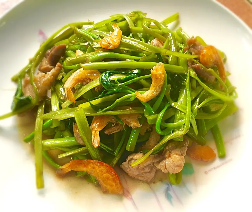 ผัดผักบุ้งกุ้งเสียบ
Morning glory stir fried with crispy shrimp|ครัวอิอ้วน... Chubby Cookさん