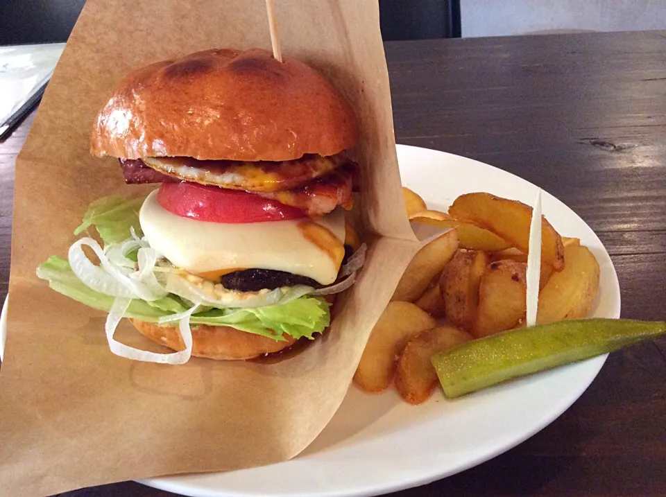 Snapdishの料理写真:ハンバーガー🍔だけどジャンクフードではない😋|Hiroaki Chikuさん