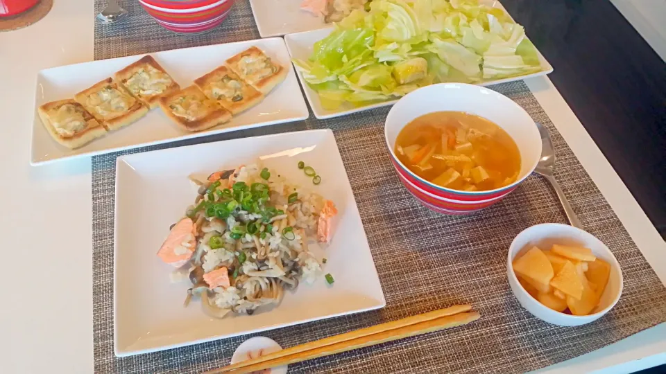 Snapdishの料理写真:今日の夕食　鮭の炊き込みご飯、塩きゃべつ、油揚げのマヨチーズ焼き、大根のコチュジャン和え、酸辣湯|pinknari🐰🌈さん