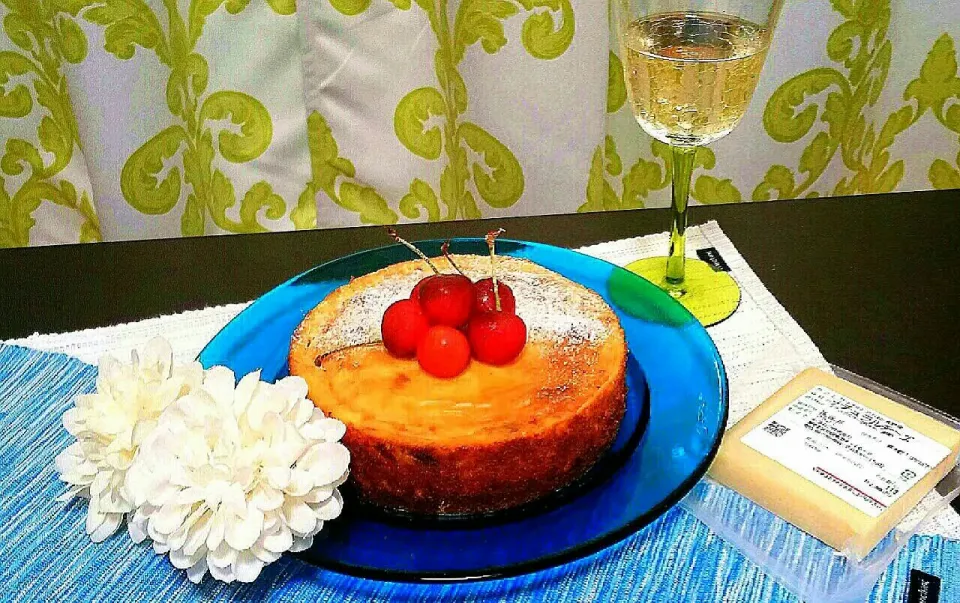 Snapdishの料理写真:コンテのチーズケーキと白ワイン&檸檬水🍷🎵|pikyuさん