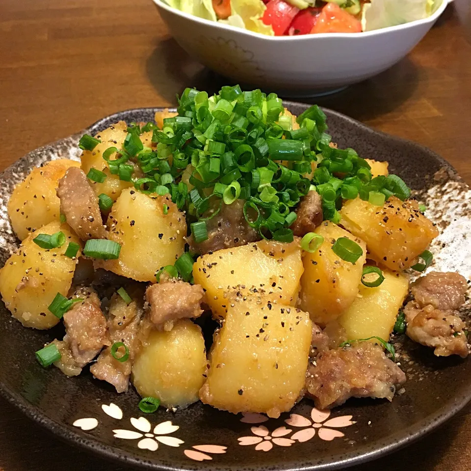 Snapdishの料理写真:ゆうみんの料理 照り照り！じゃがいもと豚肉の甘辛ガーリック炒め〜新じゃがでなくても😊👍|ゆうみん（4人の母ちゃん）さん