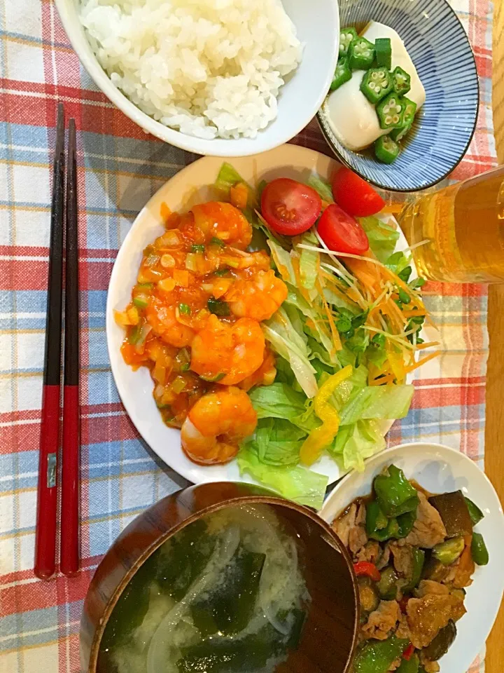 ＊エビのチリソース♡
＊レタスのサラダ
＊ナスとピーマンと豚肉の甘辛味噌炒め
＊冷奴オクラのせ
＊玉ねぎとワカメの味噌汁|モケモケさん