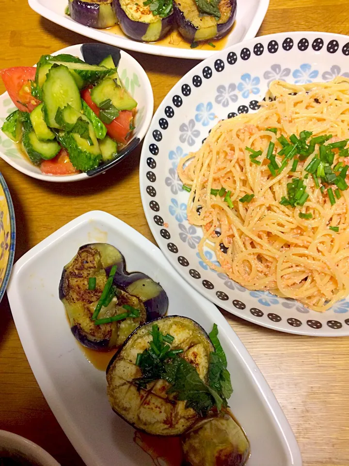 明太子スパと茄子ステーキ🍆とトマトときゅうりのサラダ🍅|めぐりんさん