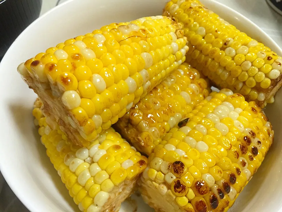 皮ごとレンチンからのフライパン調理
牡蠣醤油DEバター醤油焼きモロコシ
畑の採れたてだから小粒でも甘い😊|tabyさん