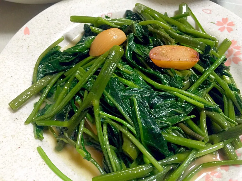 ニンニクと中華ダシと酒と数滴の醤油だけ
夏はコレ‼️空芯菜のニンニク炒め😊|tabyさん