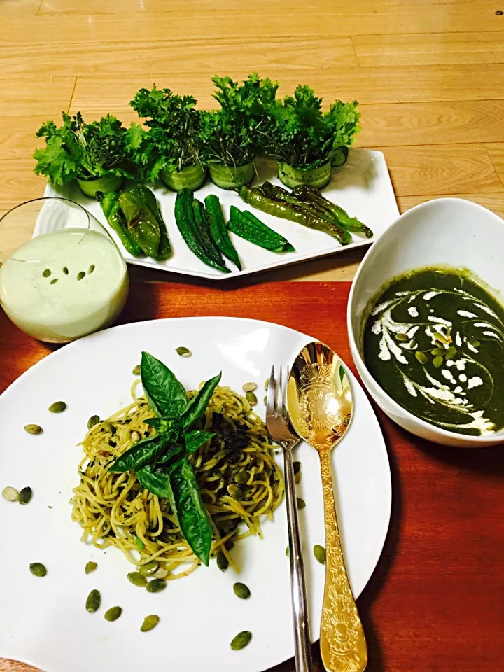 今日の献立は緑尽くし！！🌿✨
⚫️採れたてバジルのジェノベーゼソースパスタ
⚫️ モロヘイヤのスープ
⚫️アボカドと梨のフレッシュジュース|MAIさん