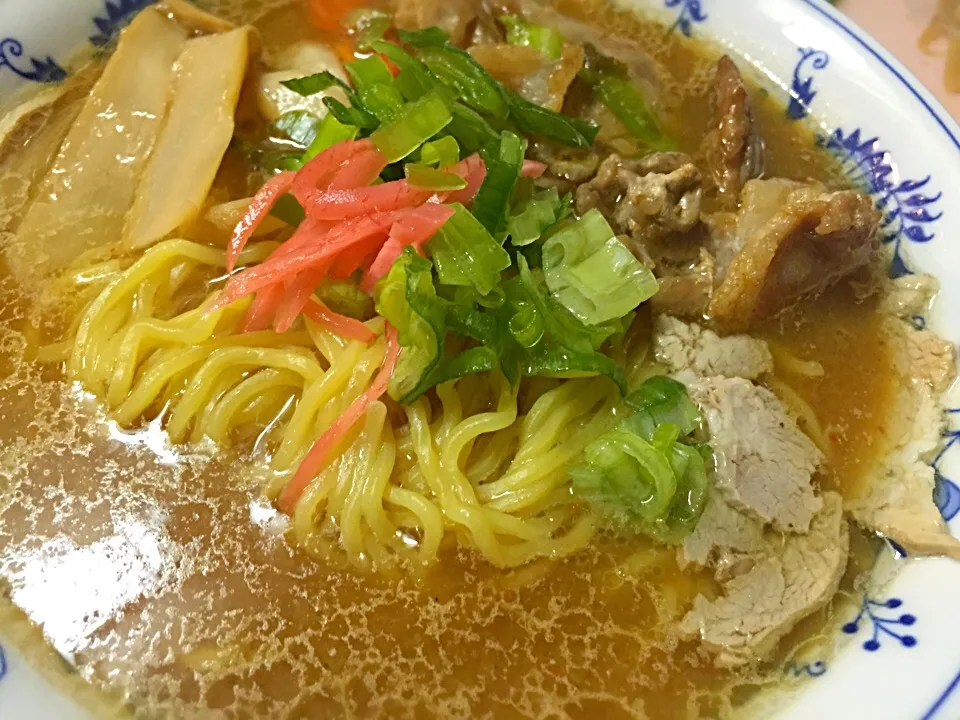 札幌すみれの味噌スープで味噌ラーメン。|shenhuaさん