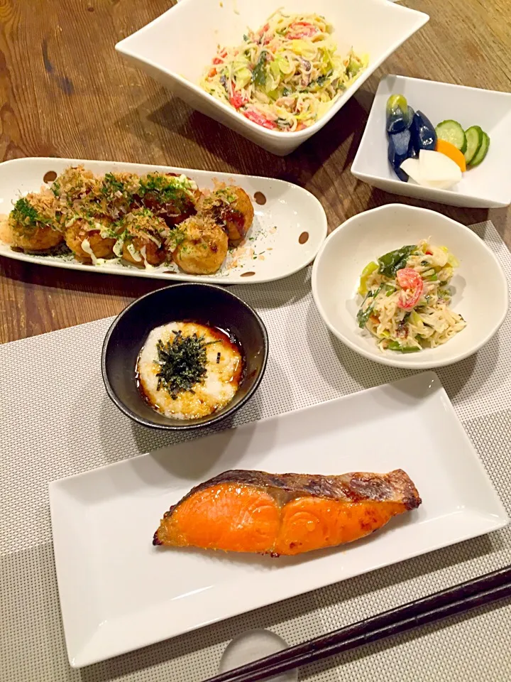 今日の晩御飯💚紅鮭の味噌漬け焼き🐟ツナと海藻入り素麺サラダ、長芋とろろ、買って来たタコ焼き🐙お漬物🍃|まみりんごさん