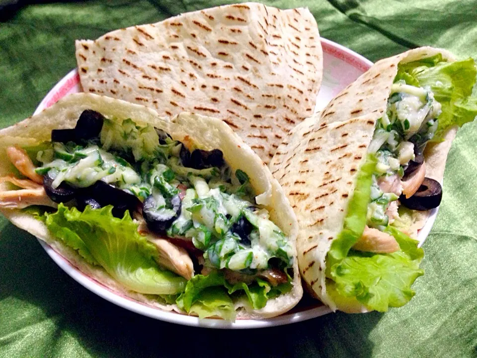 Pita with grilled chicken, lettuce, onions, tomato, olives, and cucumber herbs yogurt dressing|Emmaさん