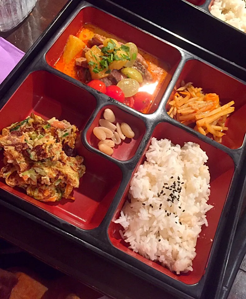 Snapdishの料理写真:Beef curry bento #yummy 👍🏻😋 @ Foodi Paris|Scarlet Chuaさん