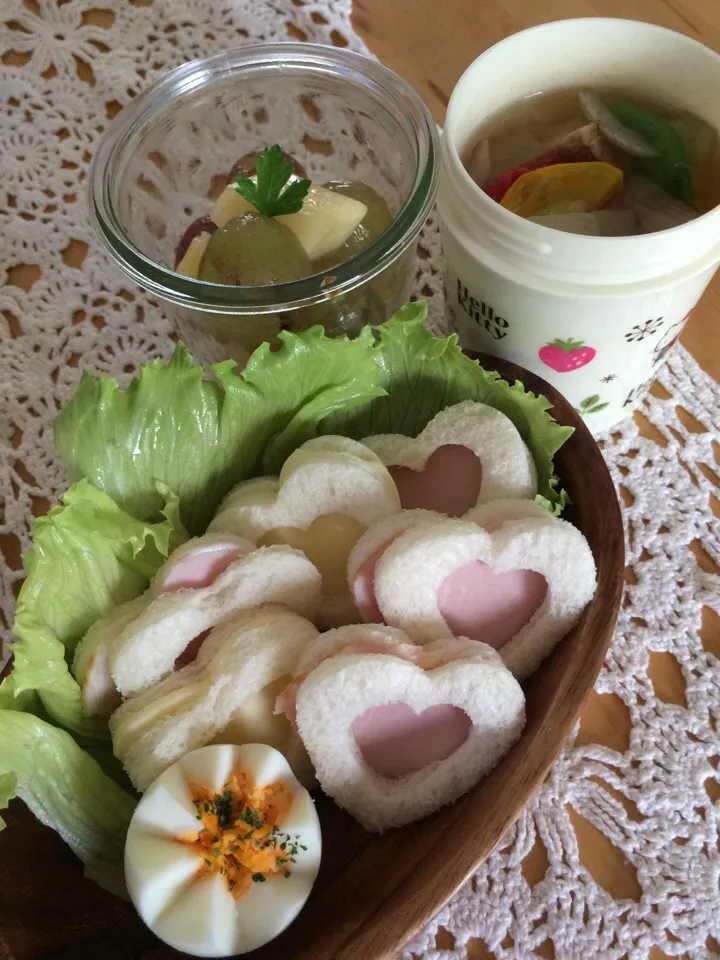 ハートの形のサンドウィッチ
野菜スープ
ぶどう

お弁当|yuhyuさん