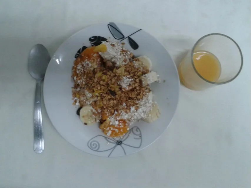 lanche da tarde saudável! frutas+granola+suco de maracujá. esqueci de fotografar o almoço, foi arroz parboilizado+estrogonofe de frango+batata doce.
#reeducacao|Danielaさん