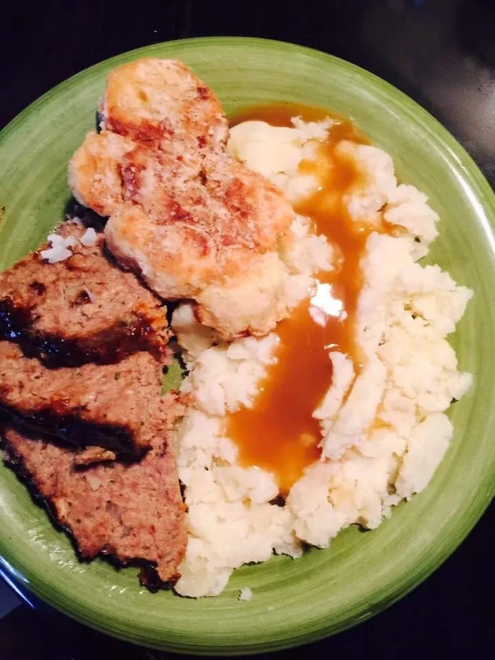 Snapdishの料理写真:Meatloaf ( Grass Feed ground beef ) mashed potatoes (creamy yellow organic potatoes) and lite flour Gluten -Free., cauliflower. HM beef gravy😋|Polly Annaさん