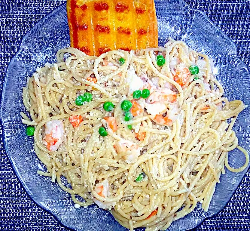 Snapdishの料理写真:Shrimp Alfredo with Grilled Garlic Bread|Juan Simmsさん