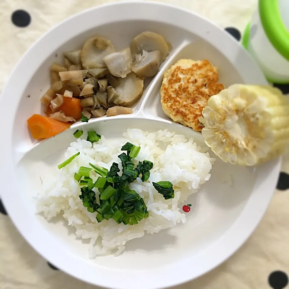 息子ご飯/小松菜ご飯、筑前煮、つくねハンバーグ、とうもろこし|にゃろめさん