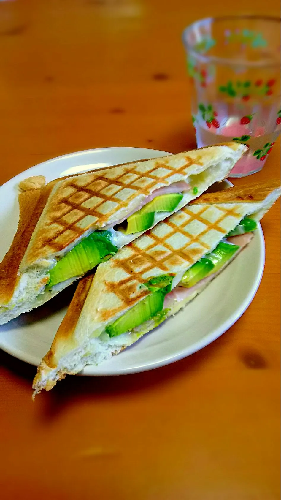 朝ごパン。アボカドハムチーズサンド🍴|ちはるさん