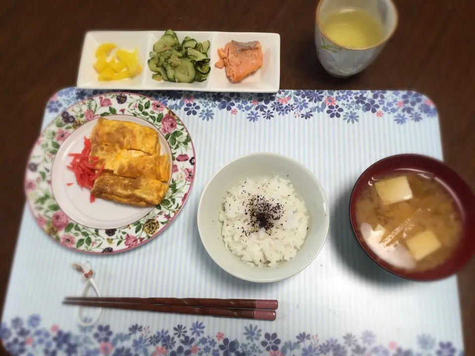 ☆〜（ゝ。∂）🌺今朝は豆腐豆腐大根のお味噌汁。卵焼き〜☆〜（ゝ。∂）シャケ、きゅうりの酢の物。|misuzumisuさん