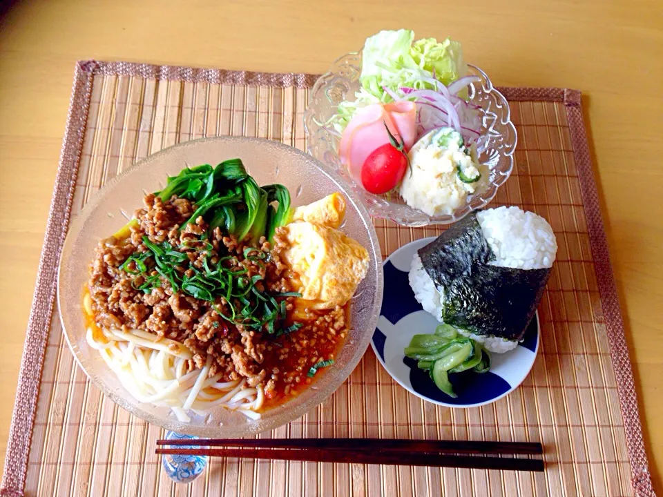 高2息子ランチ
キンキンに冷やした半田麺に
アツアツ中華そぼろ餡かけ*\(^o^)/*|愛ママさん