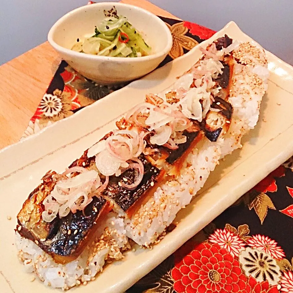 焼き鯖まるっと半身＊胡麻おにぎり＊胡麻で更に香ばしく、トッピングの茗荷でさっぱり♪|mi_neneco♪さん